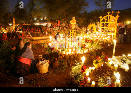 Purepecha Frauen neigen dazu, einen Altar während der Tag der Toten in Tzintzuntzan, Michoacán, Mexiko Stockfoto