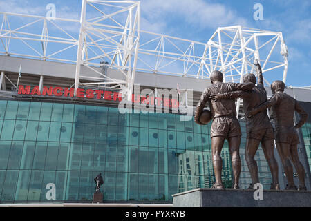 Statue für den besten Spieler, Recht, und Charlton im Old Trafford, Manchester United Fußball Stadion. Manchester, England. Stockfoto