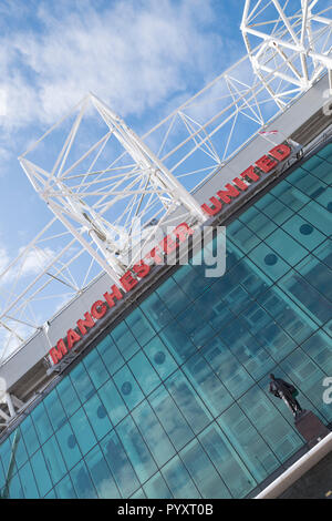 Statue von Sir Matt Busby im Old Trafford, Manchester United Fußball Stadion. Manchester, England. Stockfoto