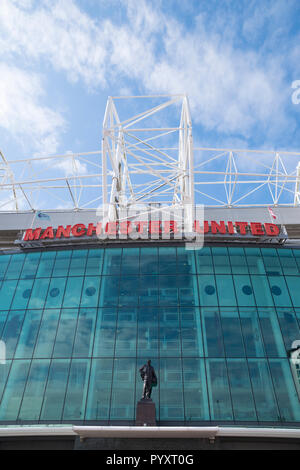 Statue von Sir Matt Busby im Old Trafford, Manchester United Fußball Stadion. Manchester, England. Stockfoto