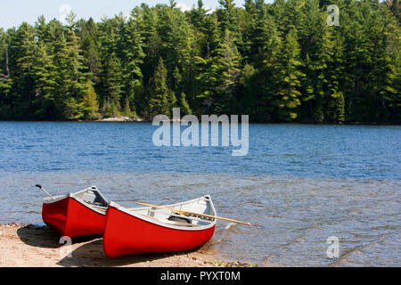 Nordamerika, Kanada, Ontario, Algonquin Provincial Park, rot Kanus am Ufer am See Stockfoto