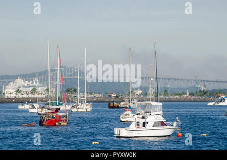 England Yatchs und anderen Schiff in Panama Bay. Die Kreuzfahrt auf der linken Seite, in der Nähe der Brücke von Amerika ist auf dem Weg der Panama Kanal eingeben Stockfoto