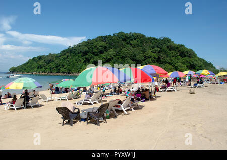 La Restinga Strand in Taboga, Panama. El Morro Insel in der Ferne. Stockfoto