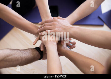 Close up sportliche Leute stapeln die Hände am Training Studio Stockfoto