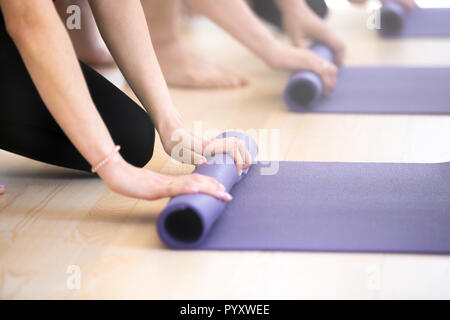 Nahaufnahme, Hände falten Yogamatten Stockfoto