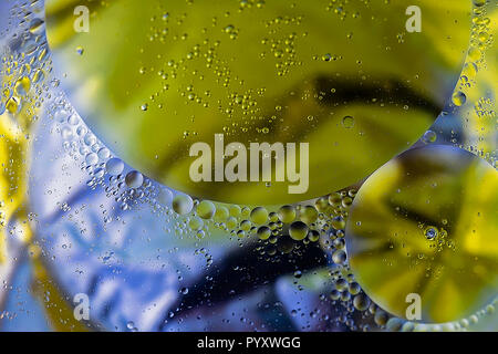 Öl in Wasser. Abstrakte molekulare Struktur. Makro Fotografie. extreme Close-up. Stock Bild. Stockfoto