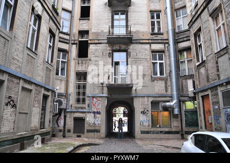 Lodz, Polen, Juli 2018. Hof, Seite Hof von der Piotrkowska-Straße entfernt im Stadtzentrum. Stockfoto