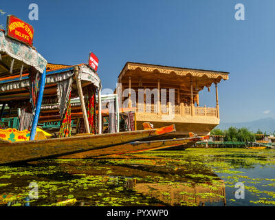 Houseboots am Dal Lake am beliebtesten sind an Touristen in Srinagar empfangen Stockfoto