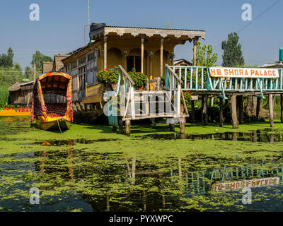 Houseboots am Dal Lake am beliebtesten sind an Touristen in Srinagar empfangen Stockfoto