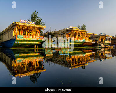 Houseboots am Dal Lake am beliebtesten sind an Touristen in Srinagar empfangen Stockfoto