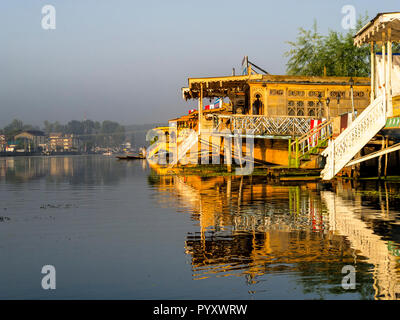 Houseboots am Dal Lake am beliebtesten sind an Touristen in Srinagar empfangen Stockfoto