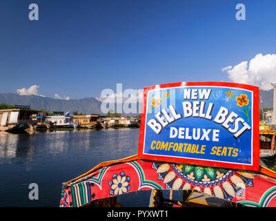 Komfortable shikaras sind bekannt für eine entspannte bootride am Dal Lake Stockfoto