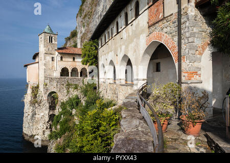 Einsiedelei von Santa Caterina del Sasso, Leggiuno, Varese, Lombardei, Italien Stockfoto