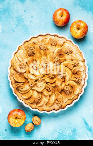 Apfelkuchen mit Nüssen und Zimt, Ansicht von oben. Stockfoto