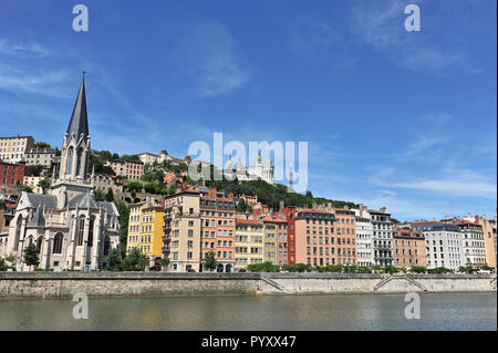 Lyon: Kirche St. Georg (Òeglise Saint-Georges Ó) mit Gebäuden entlang der Saône, Quai Fulchiron (Kai), in der Altstadt von Lyon, in der 5. ar Stockfoto