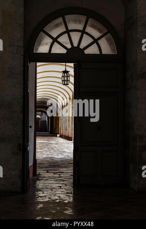 Cluny (zentral-östlichen Frankreich): Kunst und Handwerk Campus in die Abtei von Cluny. Türen Tag in einer Galerie des Kreuzgangs der französischen Engineering öffnen Stockfoto