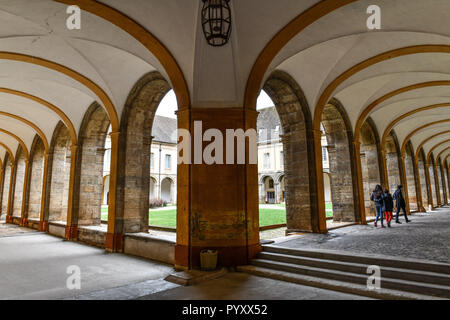 Cluny (zentral-östlichen Frankreich): Kunst und Handwerk Campus in die Abtei von Cluny. Galerie des Kreuzgangs der Französischen Technik und Forschung graduate Stockfoto