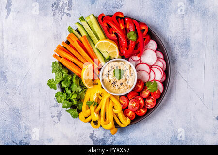 Hausgemachte Hummus mit frischem Gemüse, Ansicht von oben. Stockfoto