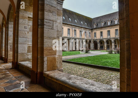 Cluny (zentral-östlichen Frankreich): Kunst und Handwerk Campus in die Abtei von Cluny. Galerie des Kreuzgangs der Französischen Technik und Forschung graduate Stockfoto