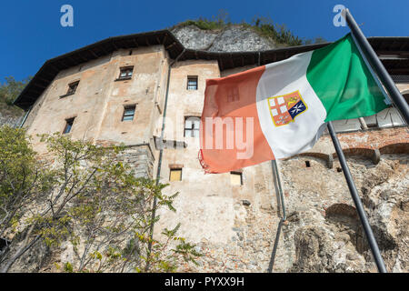 Einsiedelei von Santa Caterina del Sasso, Leggiuno, Varese, Lombardei, Italien Stockfoto