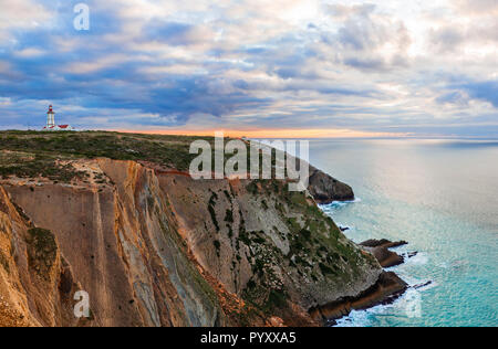 Das Cabo Espichel Cape, mit dem 18. Jahrhundert Leuchtturm und ein Blick über den Atlantischen Ozean während des Sonnenuntergangs. Sesimbra, Portugal Stockfoto