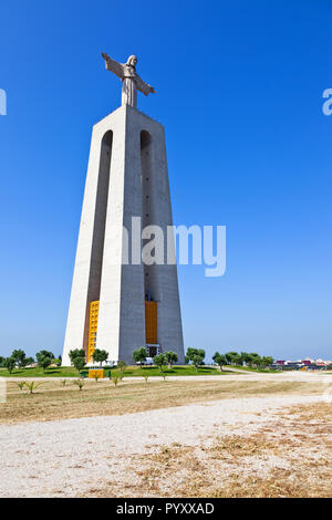 Statue Cristo-Rei auf der Cristo Rei oder König Christus Heiligtum in Almada. Die zweite meistbesuchte Heiligtum in Portugal und ein Wahrzeichen von Lissabon Stockfoto