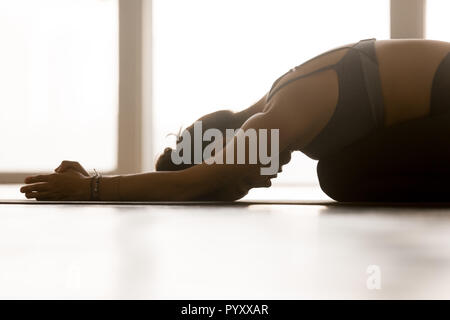 Junge sportliche Frau Üben Yoga, Kind, Balasa Stockfoto