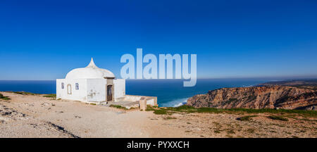 Ermida da Memoria oder Memory Hermitage in der Nossa Senhora do Cabo oder Pedra Mua Heiligtum. Espichel Cape und den Atlantischen Ozean. Sesimbra, Portugal Stockfoto