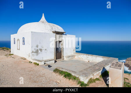 Ermida da Memoria oder Memory Hermitage in der Nossa Senhora do Cabo oder Pedra Mua Heiligtum. Espichel Cape und den Atlantischen Ozean. Sesimbra, Portugal Stockfoto