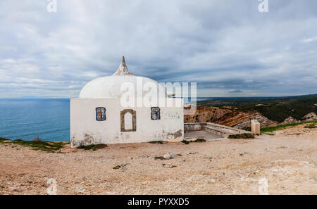 Ermida da Memoria oder Memory Hermitage in der Nossa Senhora do Cabo oder Pedra Mua Heiligtum. Espichel Cape und den Atlantischen Ozean. Sesimbra, Portugal Stockfoto