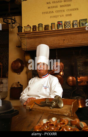 Collonges au Mont d'Or (Ost-West-Zentrum Frankreichs, in der Region Rhône-Alpes). 2006/03/03. Berühmten Chefkoch Paul Bocuse in der Küche seines Restaurants Stockfoto