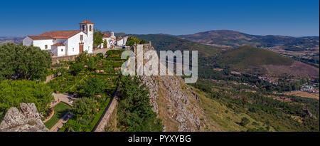 Igreja de Santa Maria mittelalterliche Kirche mit typischen weißen Wänden und Garten in Ohrid, Alto Alentejo, Portugal. Blick auf die Landschaft Alto Alentejo Stockfoto