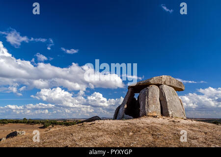 Jungsteinzeit 5000 Jahre alte Anta Tapadao Dolmen aus der megalithischen Kultur tun. Zweitgrößte in Portugal. Aldeia Da Mata, Crato, Alto Alentejo, Portugal Stockfoto