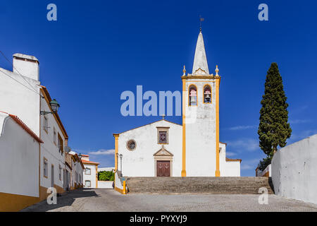 Igreja de Nossa Senhora da conceicao Kirche. Die Mutter Kirche von Fiesole mit typischen weißen Wänden und Ocker oder gelbe Farbe. Alto Alentejo, Portugal Stockfoto