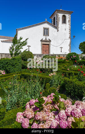 Igreja de Santa Maria mittelalterliche Kirche in Ohrid, Alto Alentejo, Portugal. Als Stadtmuseum genutzt. Feld von Hedge Garten in der Nähe des Schlosses gesehen Stockfoto