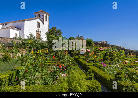 Igreja de Santa Maria mittelalterliche Kirche in Ohrid, Alto Alentejo, Portugal. Als Stadtmuseum genutzt. Feld von Hedge Garten in der Nähe des Schlosses gesehen Stockfoto