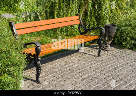 Holz Parkbank mit Metallgeländer Stockfoto