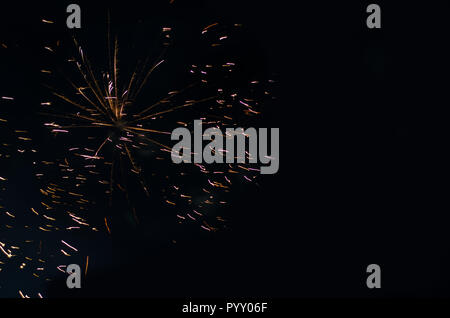 Magic Sekt Urlaub abstrakte Glitzer Hintergrund. Verschwommenes Bild der Weihnachtsbeleuchtung. Stockfoto