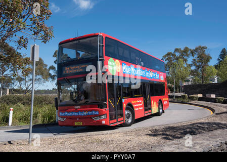 Der doppeldecker Blue Mountains Explorer shuttle bus am Echo Point, Katoomba, New South Wales, Australien anreisen Stockfoto