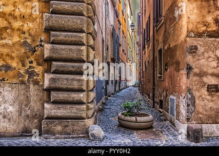 Schmale Italien Straße im mittelalterlichen Zentrum von Rom Stockfoto