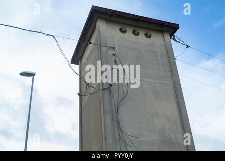 Reggello, Provinz Florenz. Hohe Valdarno. Italien - Oktober 30th, 2018-Straße Grenze elektrische Leitung von heute wind Sturm beschädigt, die stärkste im Stockfoto