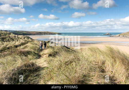 Wanderer auf dem Sand dune-System mit Blick auf Crantock Beach in Newquay in Cornwall. Stockfoto