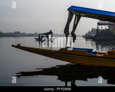 Komfortable shikaras sind bekannt für eine entspannte bootride am Dal Lake Stockfoto