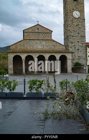 Cascia Reggello, Provinz Florenz. Hohe Valdarno. Italien - Oktober 30th, 2018 - Restaurant vor Masaccio berühmten Kirche von heute Wind beschädigt Stockfoto