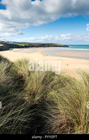 Ein Blick über Crantock Beach von der Oberseite der Sanddüne System in Newquay in Cornwall. Stockfoto