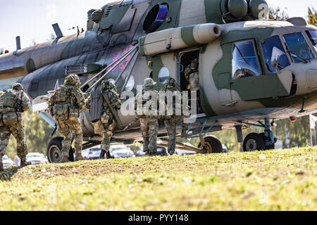 Soldaten, die in der militärischen Hubschrauber und besondere Kräfte, die eine militärische Demonstration. Stockfoto