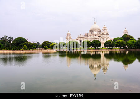 Victoria Memorial Hall in Kalkutta, Indien. Mit einer Reflexion in einem Teich. Beliebter Park unter den Einheimischen und eine touristische Sehenswürdigkeit Stockfoto