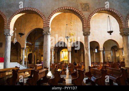 Triest, Italien - 1. MÄRZ 2016: In der Römisch-katholischen Kathedrale St. Justus gewidmet. Beliebte Sehenswürdigkeiten. Bögen mit Zeilen und Menschen Stockfoto