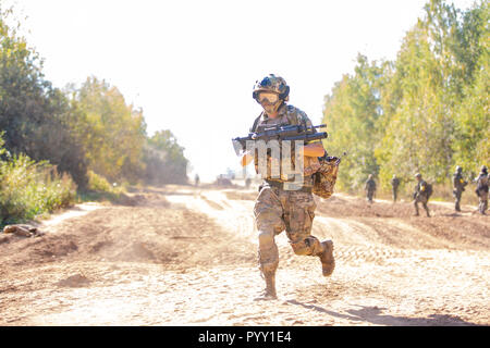 Gruppe von Soldaten auf der Außenterrasse zur Armee Übungen. Krieg, Militär, Technik und Mensch. Stockfoto