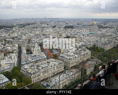 Ein Blick auf die Stadt Paris vom Eiffelturm in Paris getroffen. Andere Touristen, an Deck unter, nehmen Ihre eigenen Fotografien. Stockfoto